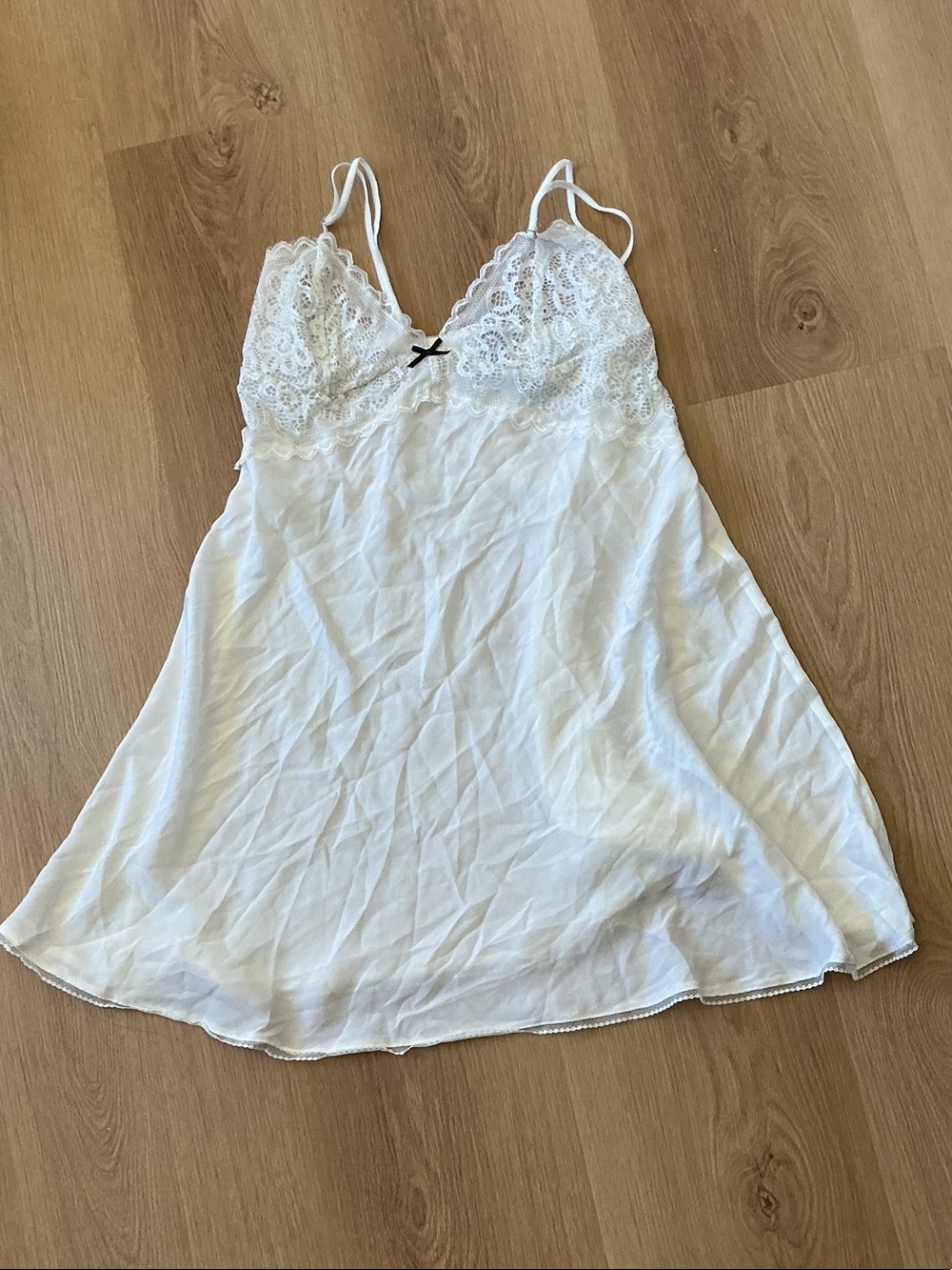 Vera Wang White Lace-Top Chemise with Black Accent Bow